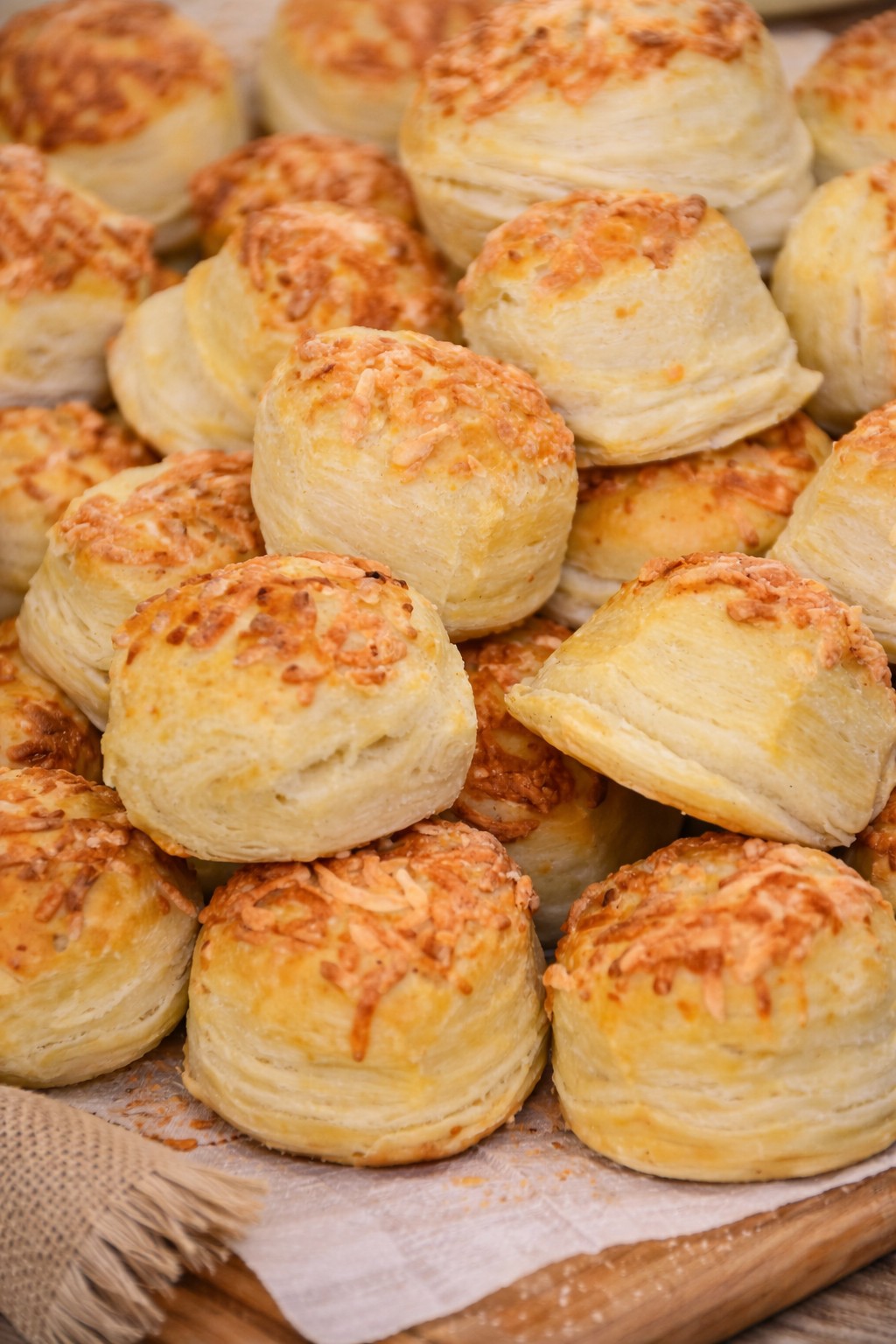 Pogacele cu cascaval. Reteta usoara pentru un aperitiv simplu si gustos