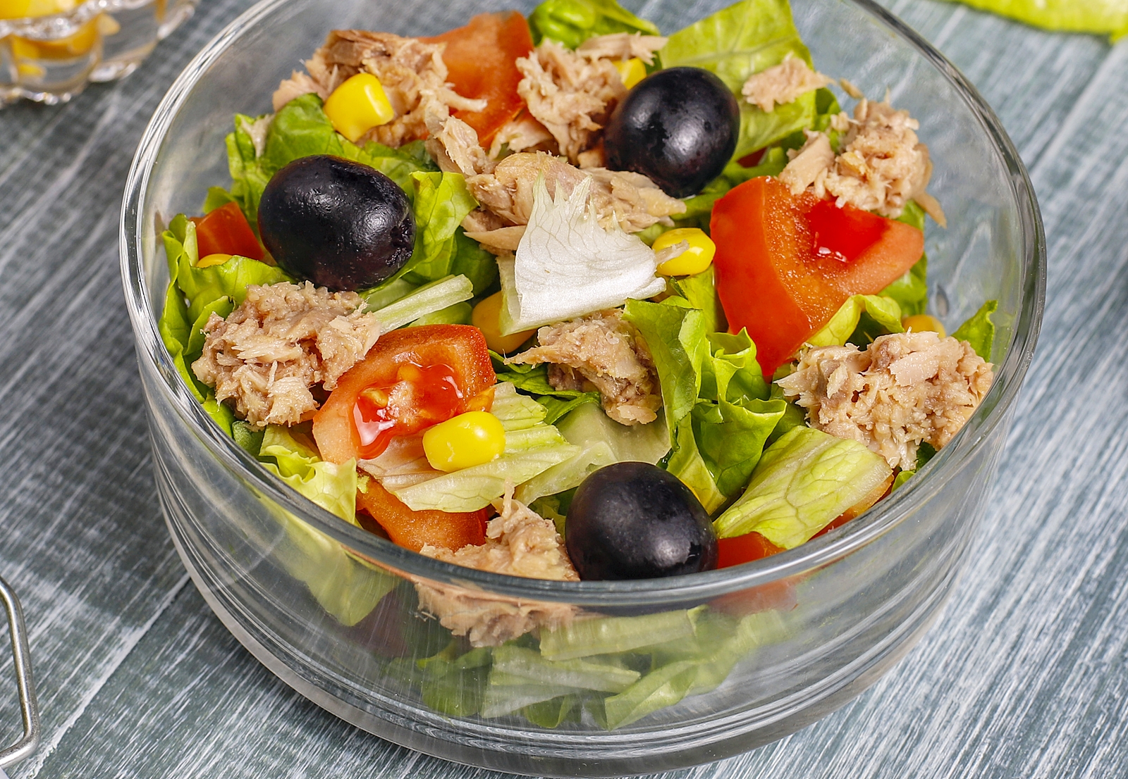 Salata de legume cu ton, masline si porumb – reteta rapida, sanatoasa si gustoasa