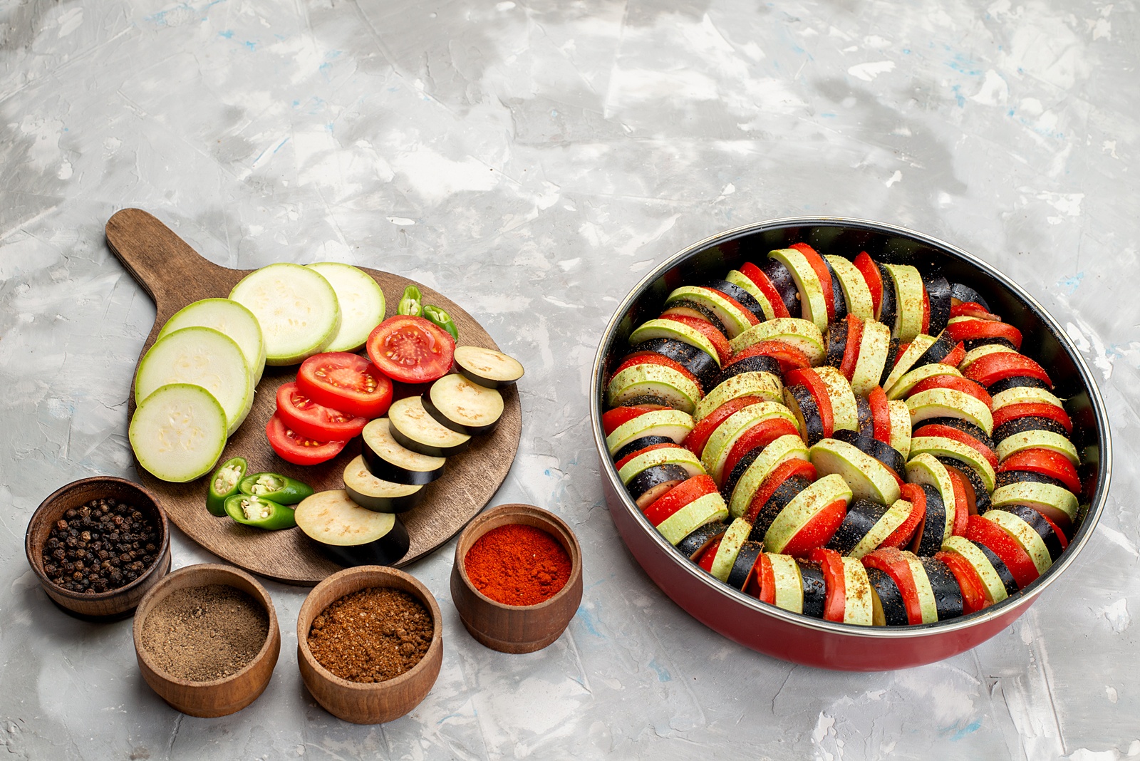 Legume cu sos de rosii la cuptor – reteta simpla, delicioasa si sanatoasa