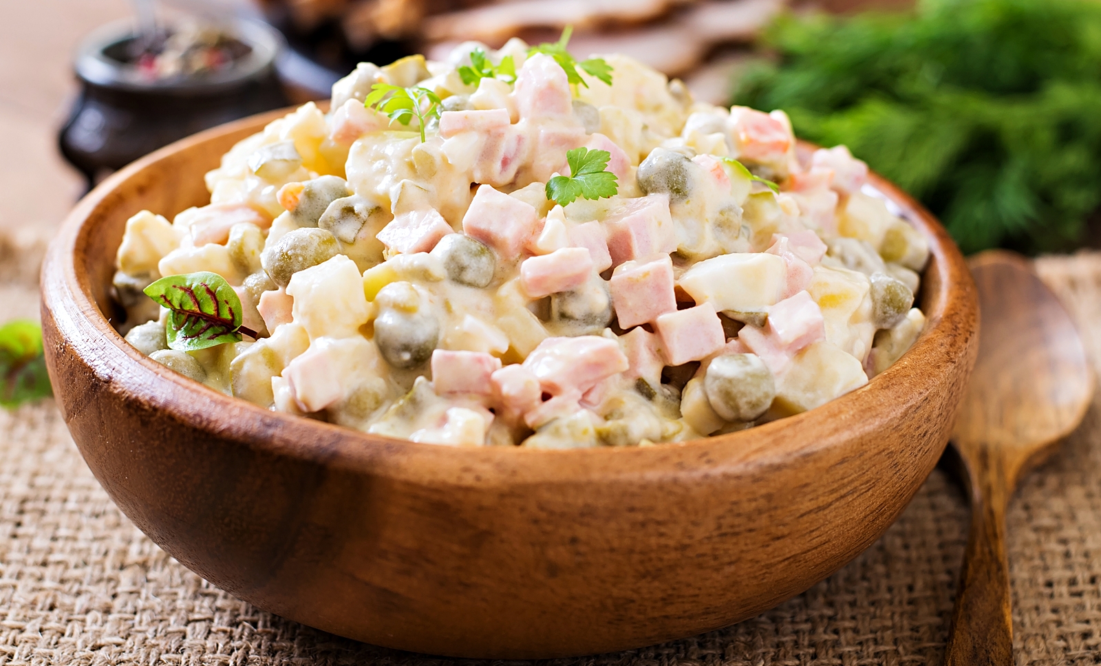 Salata de legume cu sunca si iaurt – reteta rapida, sanatoasa si delicioasa