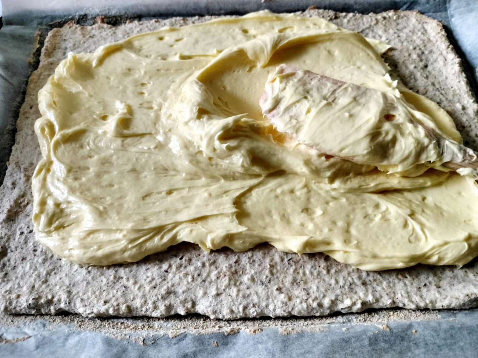 Prajitura cu foi de nuca si crema de vanilie – cel mai fin, cremos si aromat desert