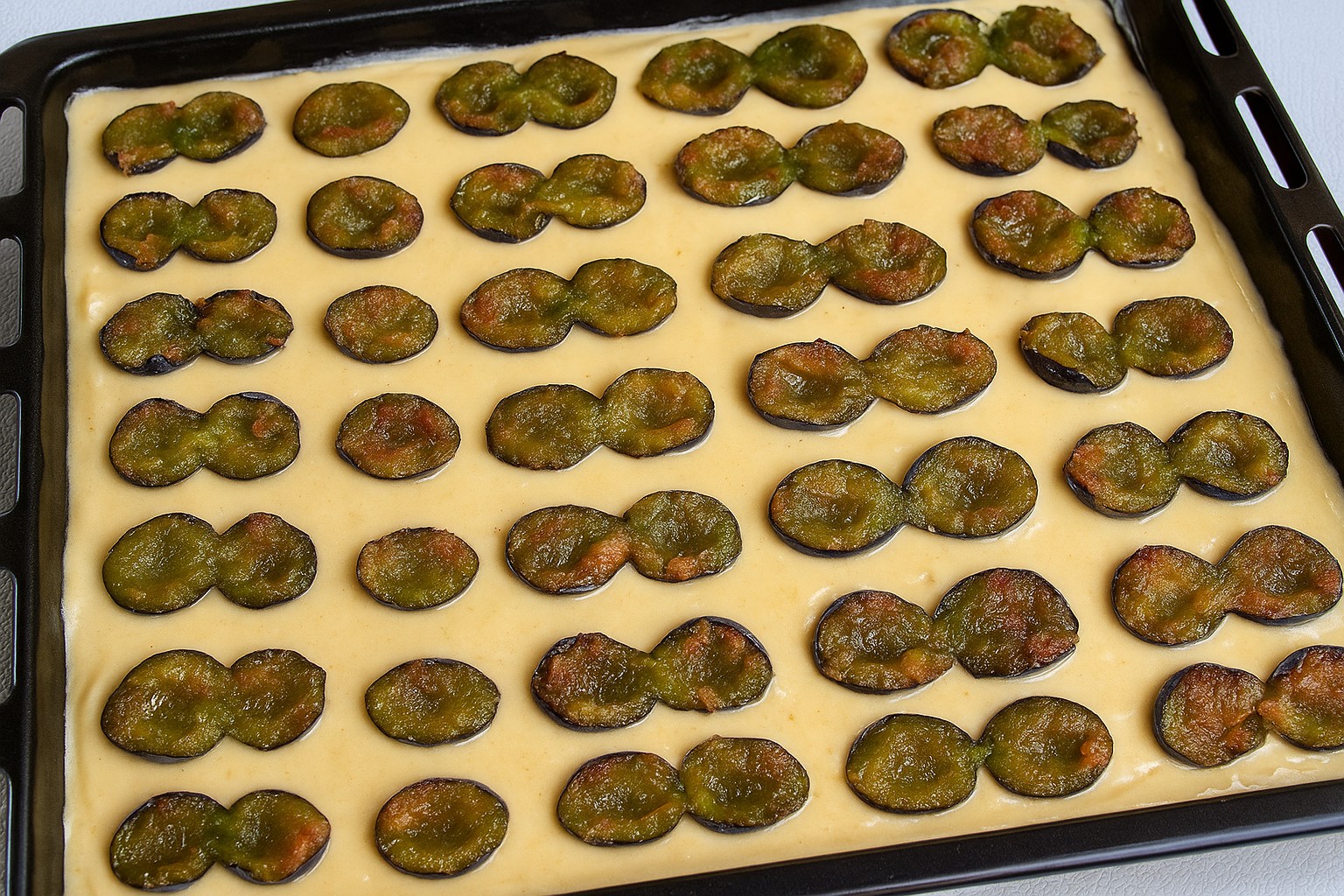 Prajitura cu prune si bezea – reteta simpla, cu blat pufos si fructe aromate