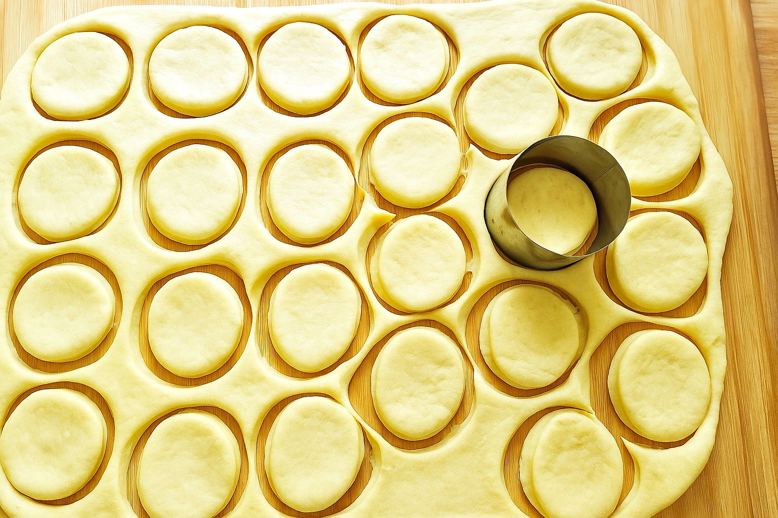 Gogosi pufoase umplute cu crema de ciocolata – reteta usoara pentru un desert care se topeste in gura