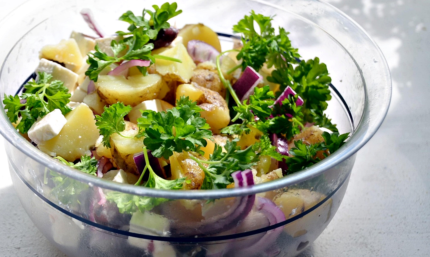 Salata de cartofi cu ceapa rosie si branza feta - reteta usoara, gustoasa, gata in cateva minute