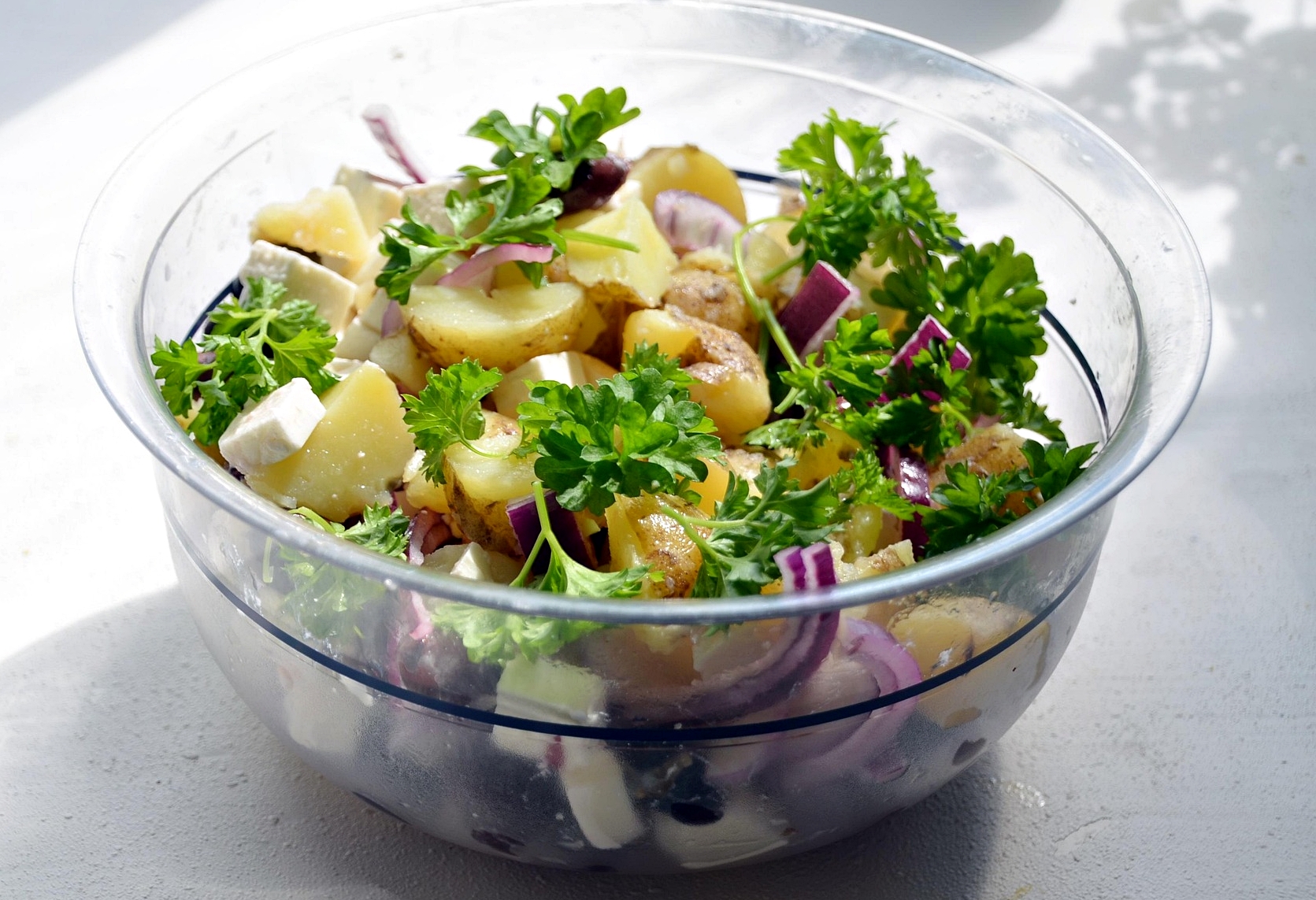 Salata de cartofi cu ceapa rosie si branza feta - reteta usoara, gustoasa, gata in cateva minute