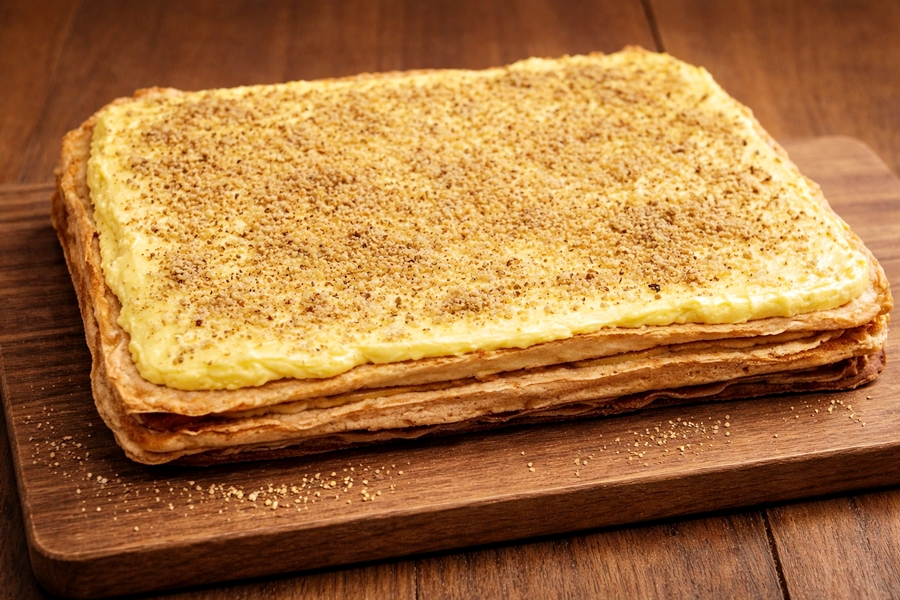 Prajitura Regina Sofia - desert elegant cu 3 tipuri de bezea si creme fine