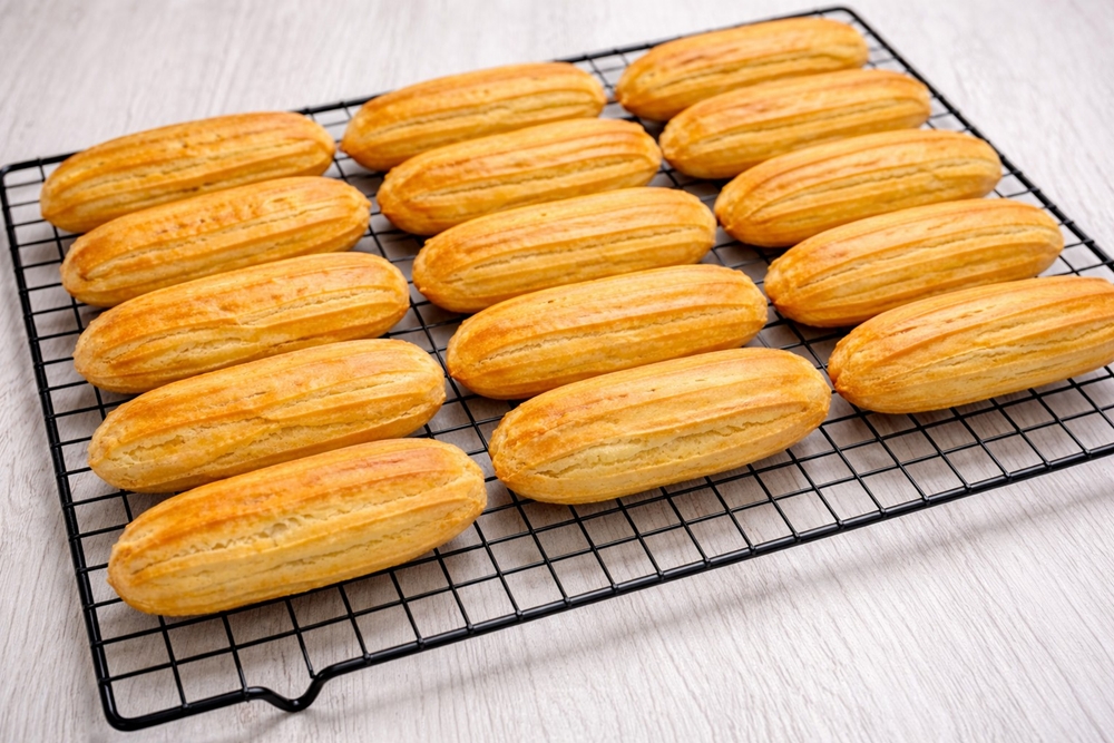 Eclere cu crema de cafea si glazura de ciocolata - reteta completa, pas cu pas