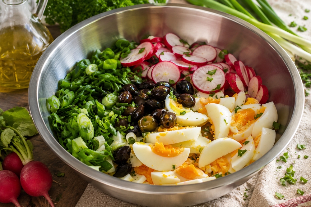 Salata de oua cu ridichi si ceapa verde - reteta rapida, gustoasa si satioasa