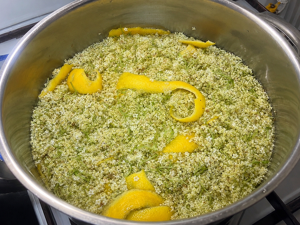 Sirop de soc preparat la rece - reteta naturala, aromata si usor de facut