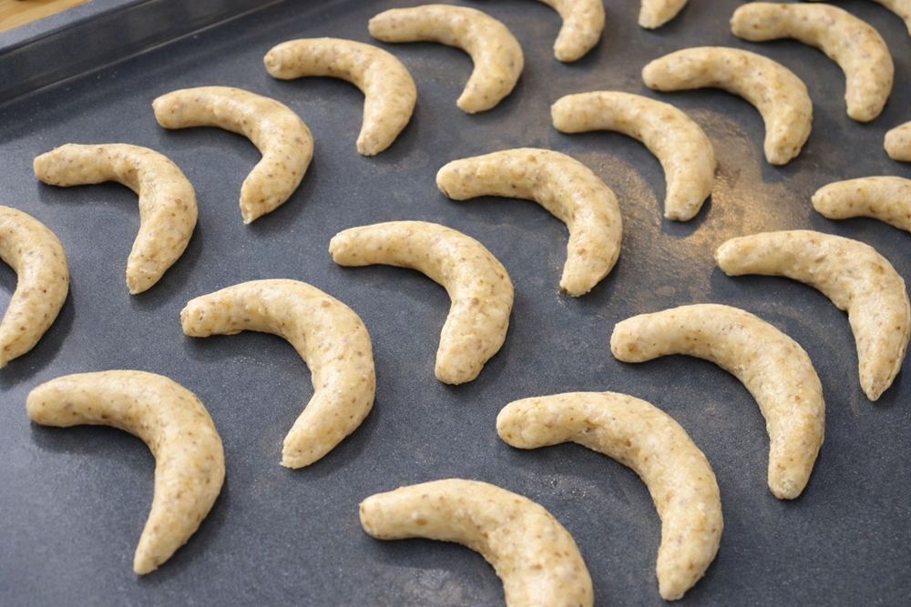 Cornulete fragede cu nuca si vanilie - reteta clasica cu unt, simpla si delicioasa