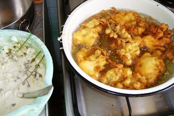 Prajituri (gogosi) din flori de salcam