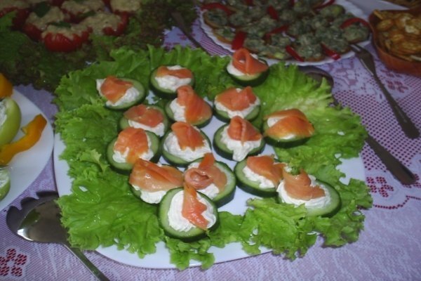 icre si somon pe felii de castravete