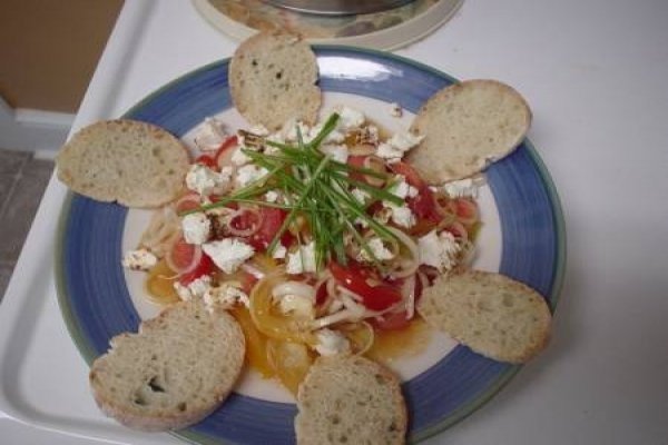 Salata de rosii cu praz si branza de capra