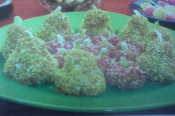 "Fructe" din biscuiti si nuca de cocos.