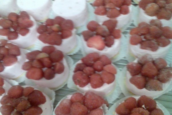 sarlota de iaurt cu capsuni