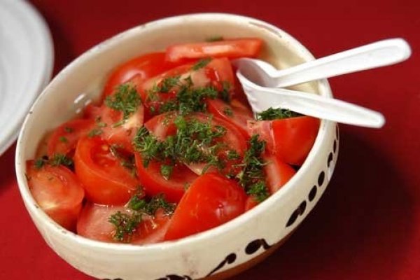 Salata de castraveti cu rosii si ceapa