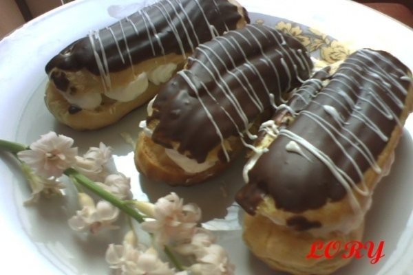 Eclere cu crema de vanilie si frisca