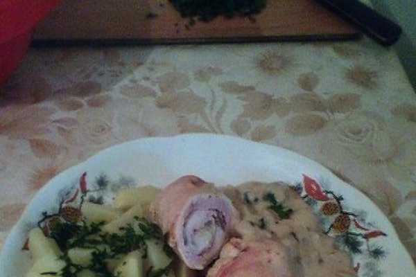 Rulouri din piept de pui cu sos de smantana