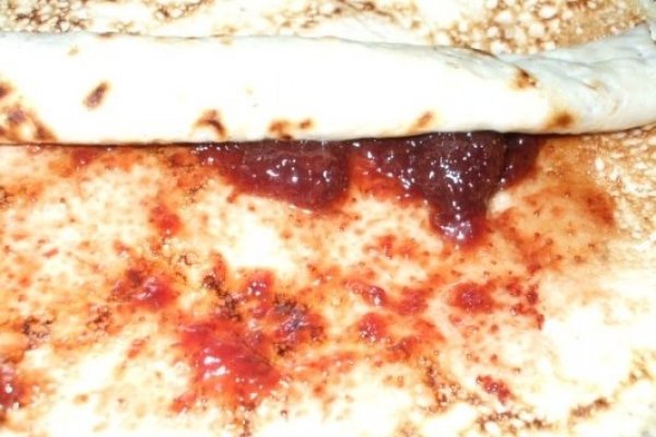 Clatite cu dulceata de capsuni sau prune