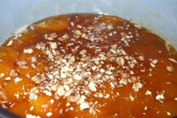 Dulceata de caise cu miezuri de nuci