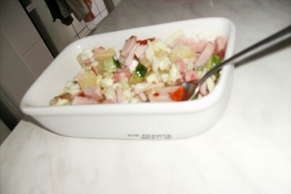 salata exotica cu ananas si carne