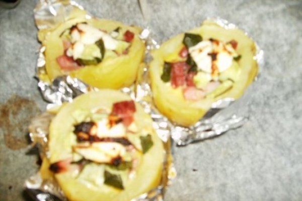 cartofi cu carne si oua la cuptor