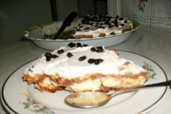 tort cu crema de vanilie si frisca