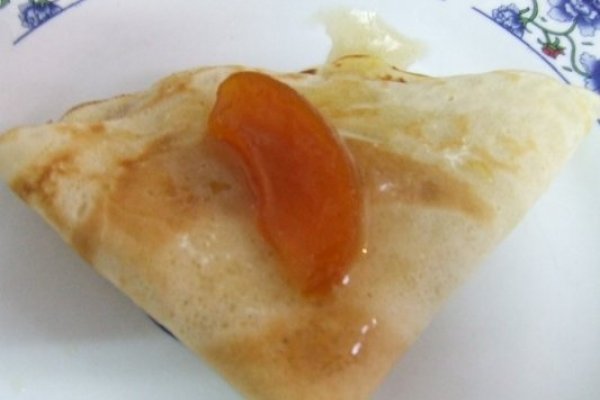 Clatite cu dulceata de piersici