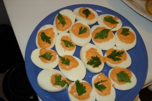 Oua umplute cu ardei copti