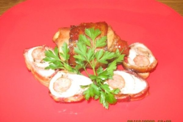 Pulpe de pui umplute cu carnaciori si invelite in bacon