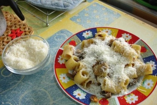 Pasta cu ciuperci si speck