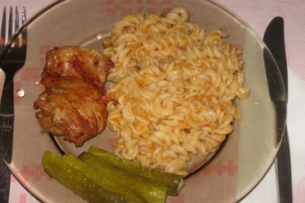 Macaroane cu sos de ceapa