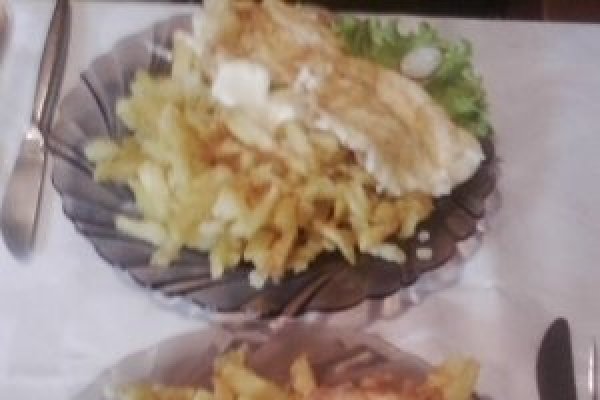 Cascaval pane cu salata verde si cartofi prajiti