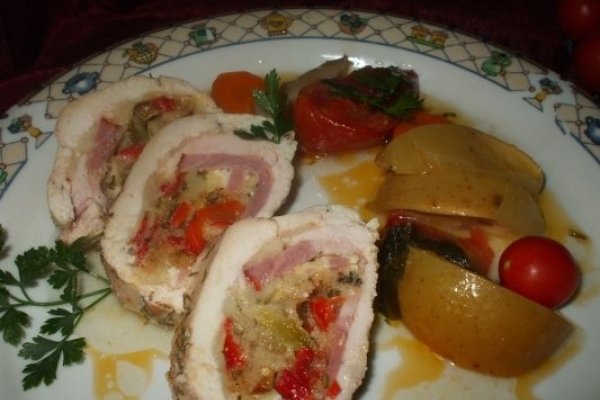 Rulou din piept de pui cu cascaval si garnitura de fructe