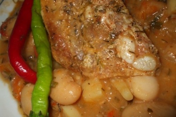 Mancare de fasole uscata cu costita la gratar