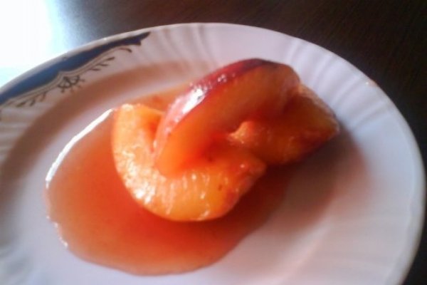 Fructe in sos de caramel cu inghetata