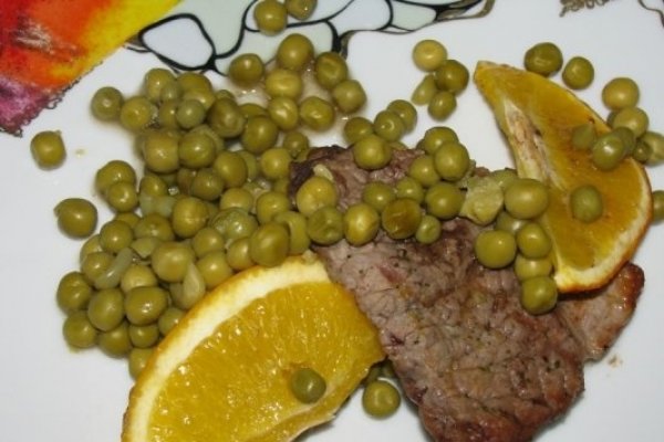 Muschi de vita cu mazare si sos de portocale