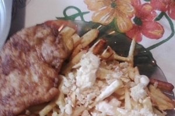 Cartofi prajiti cu snitel de pui