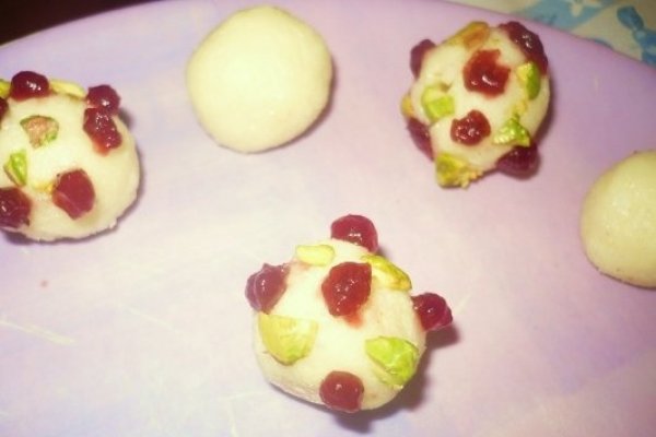 Bomboane de cocos cu merisoare si fistic