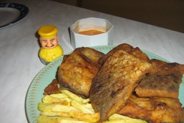 Crap prajit, cu sos de usturoi