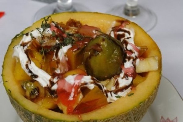 Pepene galben umplut cu fructe si inghetata