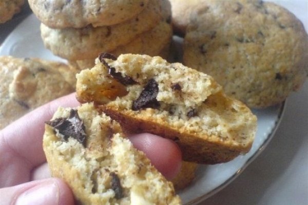 Chocolate chip cookies (biscuiti cu ciocolata, nuci si alune)