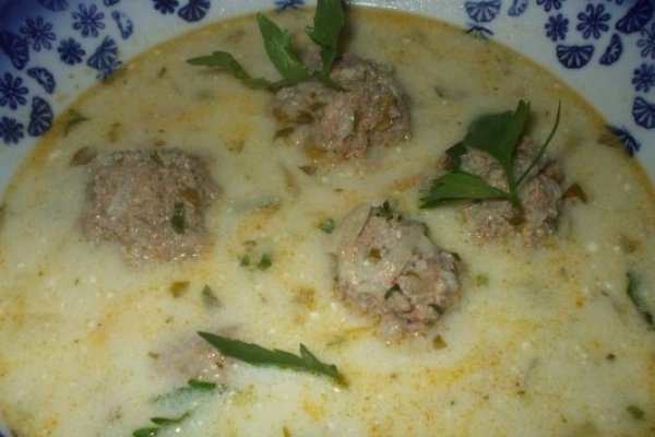 Ciorba din oase de vacuta cu perisoare