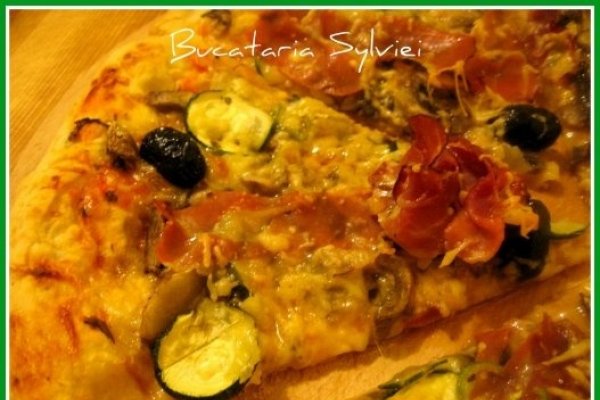Pizza cu tzuchinni si jamon crud afumat
