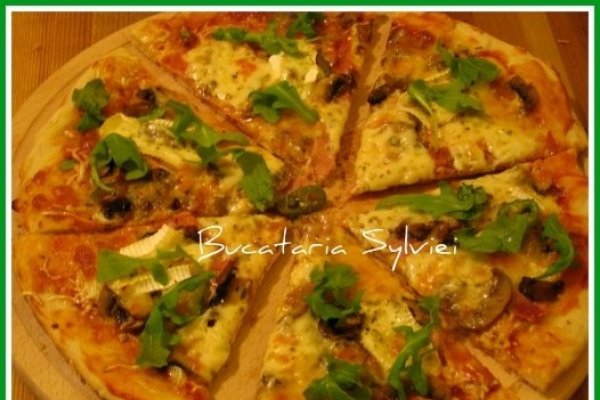 Pizza trois fromages cu ruccola