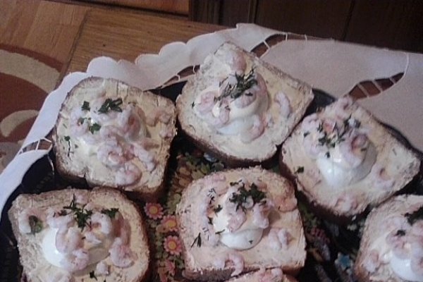 Tartine cu unt si creveti decorticati (pentru 4 persoane)