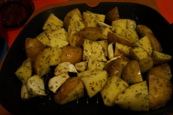 Cartofi in coaja la cuptor cu usturoi si rozmarin