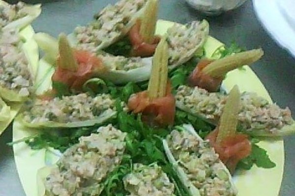 Baby Corn si andive cu somon pe pat de Rucolla