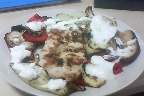 Piept de pui cu legume la gratar