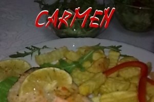 Somon la cuptor, cu cartofi prajiti si salata Rucola